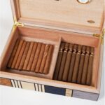 パチンコ屋の喫煙所で葉巻吸ってる奴いた