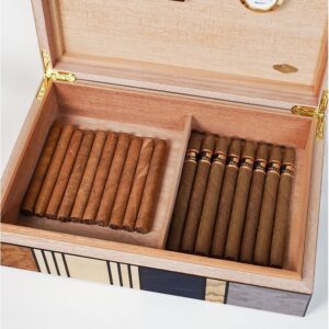 パチンコ屋の喫煙所で葉巻吸ってる奴いた