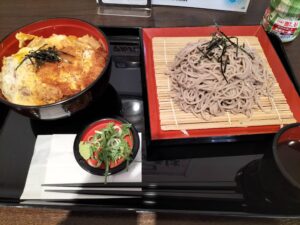 パチンコ屋で出されるこのカツドン定食いくら出せる？
